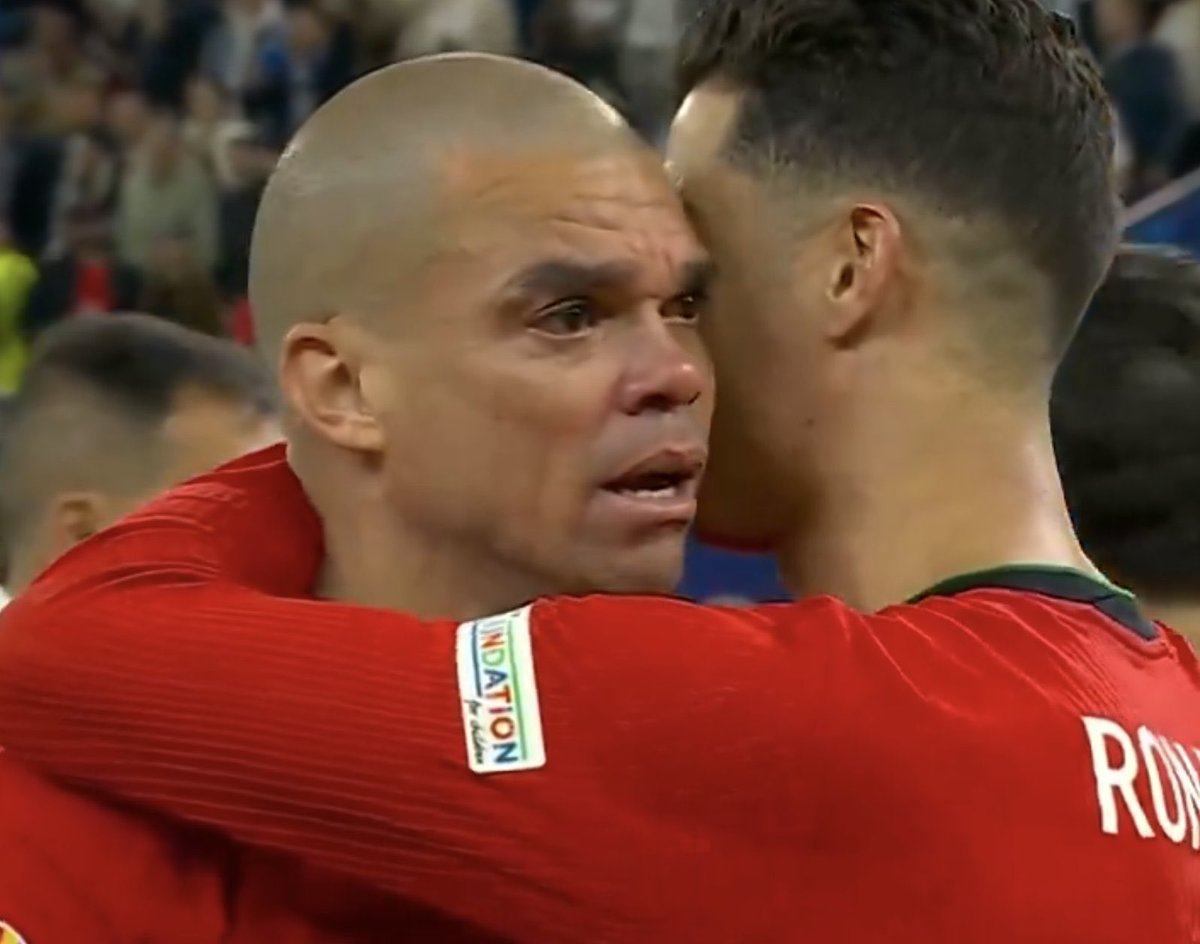 ActuFoot_'s tweet image. Les larmes de Pepe dans les bras de CR7. 😢🇵🇹 #EURO2024