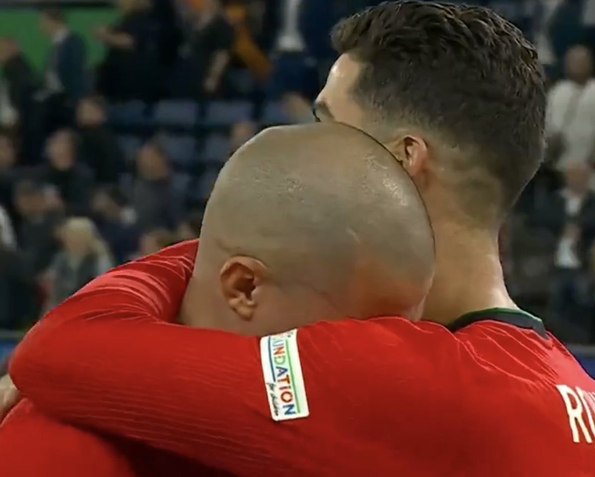 ActuFoot_'s tweet image. Les larmes de Pepe dans les bras de CR7. 😢🇵🇹 #EURO2024