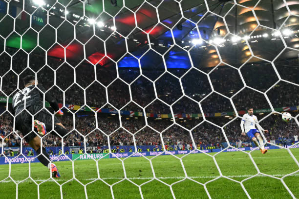 Juanro16's tweet photo. @DeChalaca 🇵🇹 0(3)-(5)0 🇫🇷

Inició Francia y terminó sin errar ningún disparo, João Felix estrelló su remate en el parante y Portugal le dice adiós a la ‘Euro’.

Francia y España se enfrentarán en búsqueda de la final, buena pinta para esta ‘semi’.

👉 https://t.co/UjWbw334hA
📸 AFP https://t.co/PhRayWc276