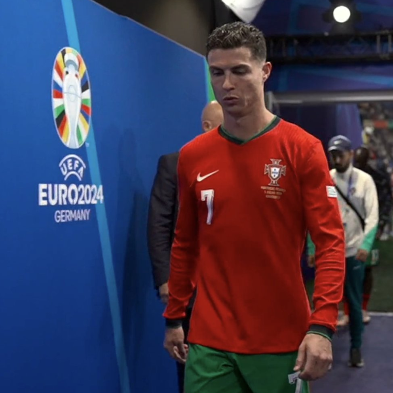 El día llegó. Hoy todo terminó. Cristiano Ronaldo NO volverá a jugar una Eurocopa de Naciones. Fueron 20 años de vigencia en Eurocopas (récord), 6 Euros disputadas (récord), 14 goles (récord), 7 asistencias (récord), 30 partidos (récord) y 1 título ganado. Hizo lo que nadie más.