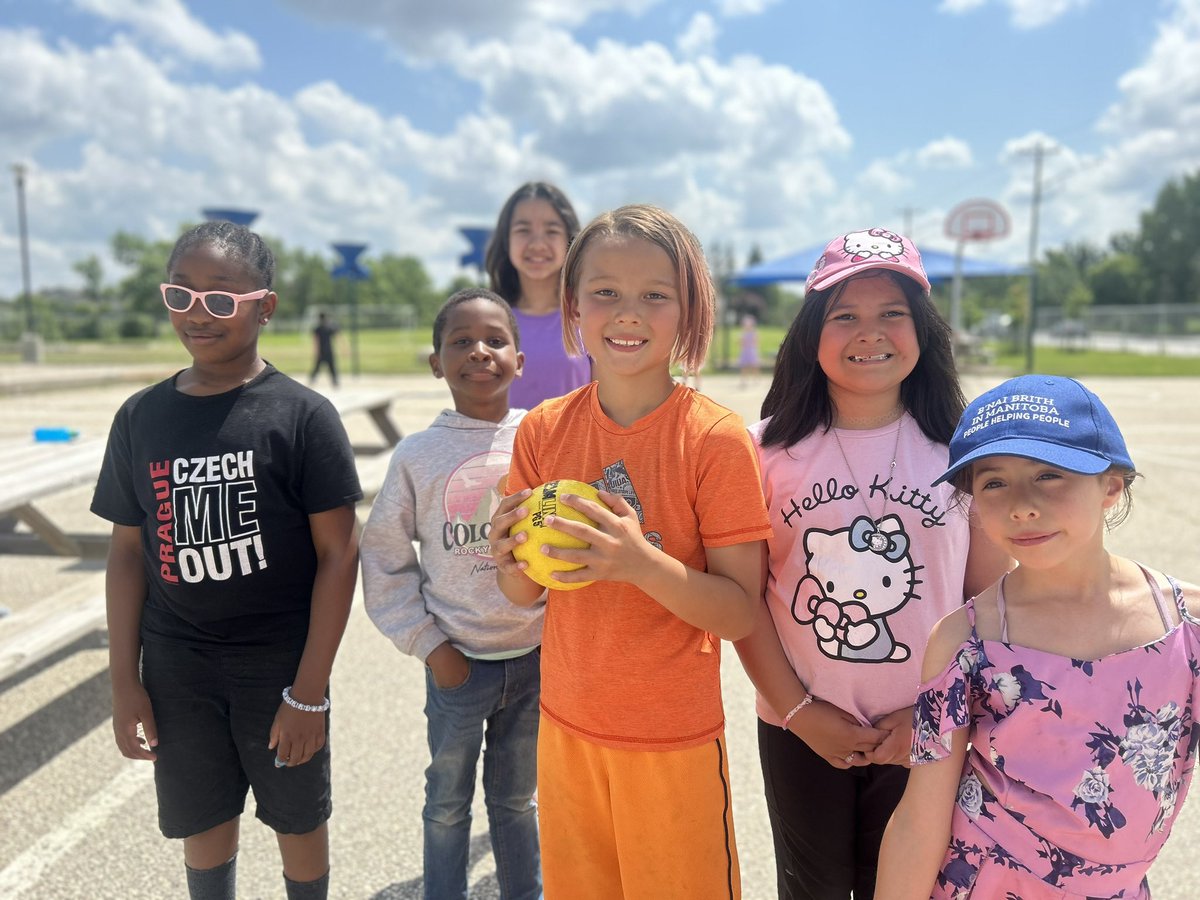 RachelMachnicki's tweet image. Today we played carnival games all afternoon! We had fun trying new games and learning new skills! 🎳🎾⛳️
#ASPIRELRSD @frontenacLRSD @archwoodLRSD
@vanierLRSD 
@marionLRSD