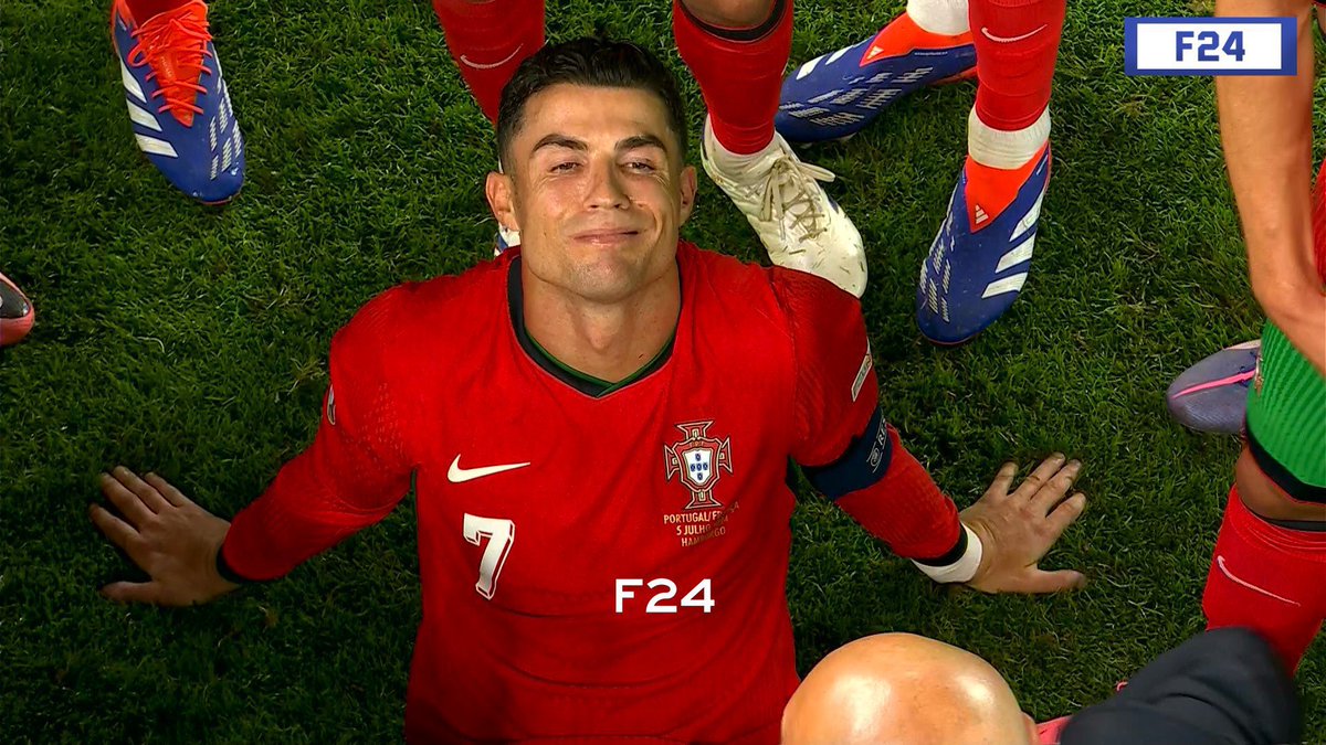 OnlyAmeer2's tweet photo. علمت أن البطل سيموت في نهاية الرواية
فأغلقت الرواية حينما كان البطل مبتسماً💔

#Cristiano https://t.co/DmgIbvrABC