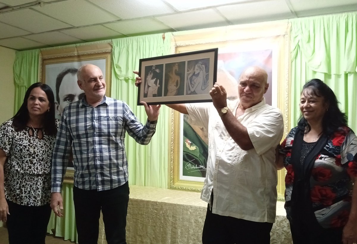 GrandaMorejon's tweet photo. En #PinardelRío, el Periódico @guerrillero_cu, recibió hoy reconocimientos del @PartidoPCC, el Gobierno, la UPEC y otros organismos, por su aniversario 55, a celebrarse este 6 de julio. 
Muchas Felicidades!!!
#PinarXNuevasVictorias #Cuba https://t.co/duLsIgNMmT