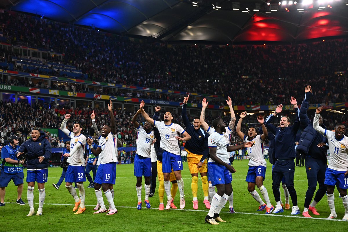 actubleus_'s tweet image. 🇫🇷 Cette équipe nous fait hurler, nous déçoit, nous énerve, nous surprend, nous endort et nous fait sauter de joie...

L'𝑬𝒒𝒖𝒊𝒑𝒆 𝒅𝒆 𝑭𝒓𝒂𝒏𝒄𝒆 est l'une des meilleures équipes du monde depuis 10 ans ✨️

Profitons de la CHANCE que l'on a de pouvoir la supporter 💙🤍❤️