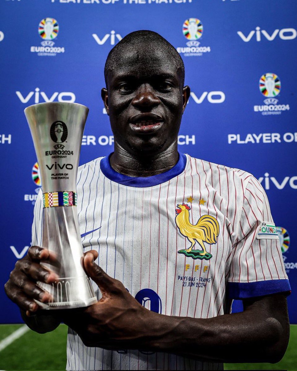 يا عمري يا كانتي الاتحاد ضمن ٥٠ مليون يورو الحين واذا وصل النهائي وحقق البطول ٢٠٠ مليون يورو ، متخيلين ان كانتي احتمال يتكفل بصيفيتنا ؟ الله يعزك 🐐💛