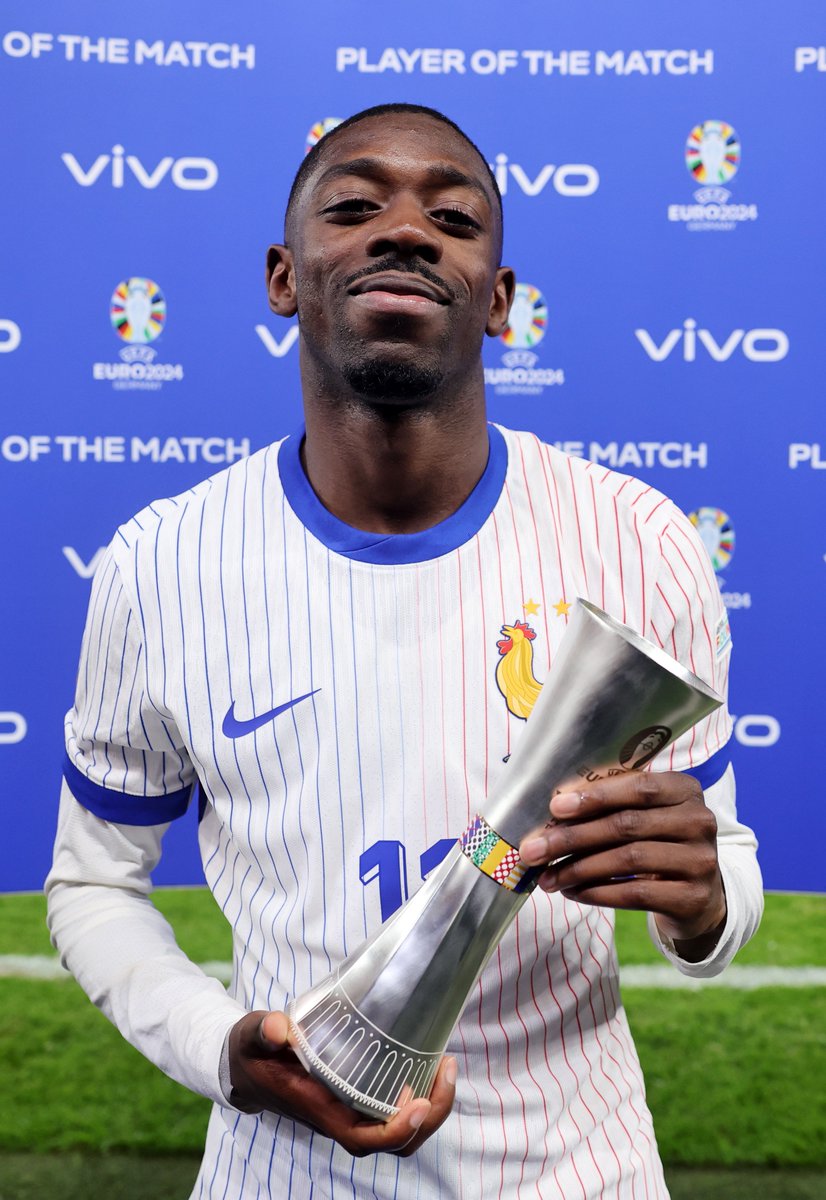 ActuFoot_'s tweet photo. Ousmane Dembélé et son trophée (bien mérité) d'𝗛𝗢𝗠𝗠𝗘 𝗗𝗨 𝗠𝗔𝗧𝗖𝗛. ✨🇫🇷 https://t.co/699e8kLrsI