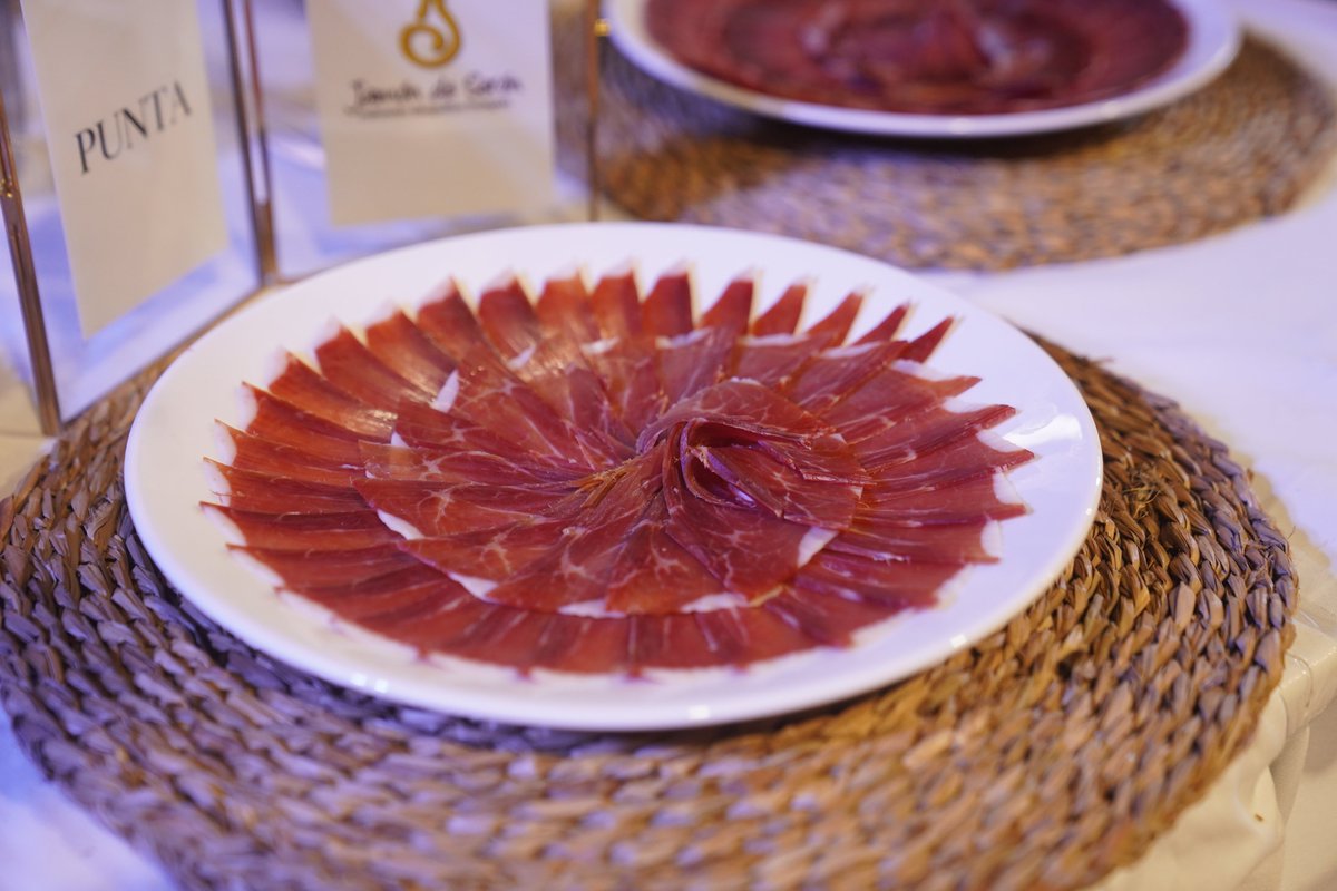 TurismoSeron's tweet photo. Los mejores profesionales del arte de dividir un #jamón en cientos de finas lonchas, dan rienda suelta a su imaginación.
Os mostramos algunas de las fascinantes presentaciones obtenidas en el XIV Concurso Nacional de #Cortadores de #Jamón.
#JamonSeron2024 #ConcursoCortadoresJamón https://t.co/4k9maQDMGj