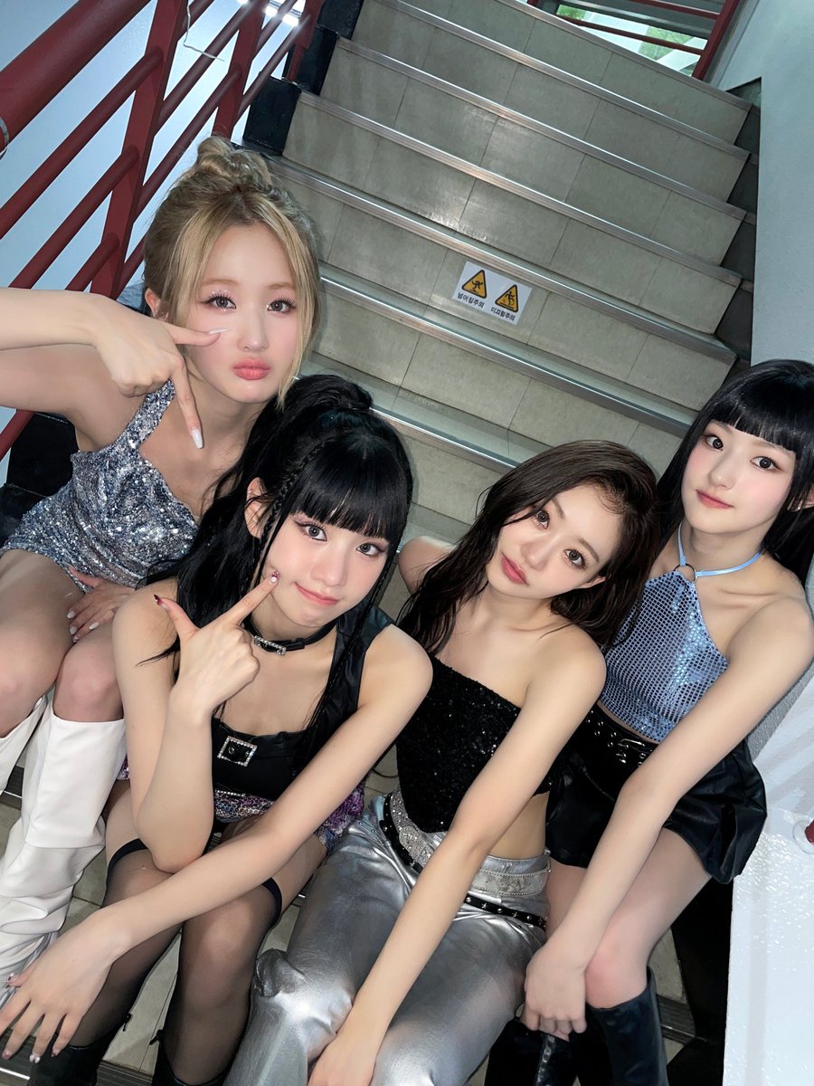 b_csengee's tweet photo. @KISSOFLIFE_S2 Happy 1 year anniversary girls! 
I am so proud of you! I hope I can watch your talents for a long time to come and how you keep getting higher and higher in success! 
I love you all very much, and you are incredibly important to me! Happy anniversary  KISS OF LIFE! 💋🩷🎀👑 https://t.co/BpiNM6vkpH
