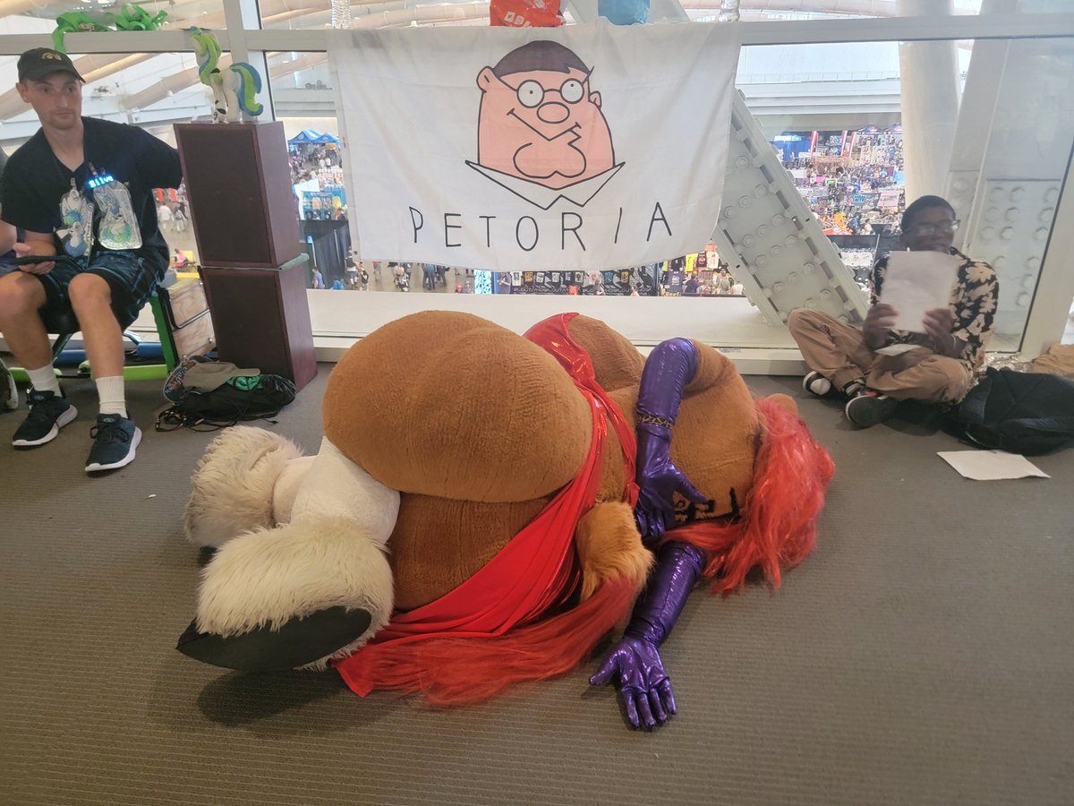 Lois STILL didn't appreciate the horse being here #Anthrocon #Anthrocon2024