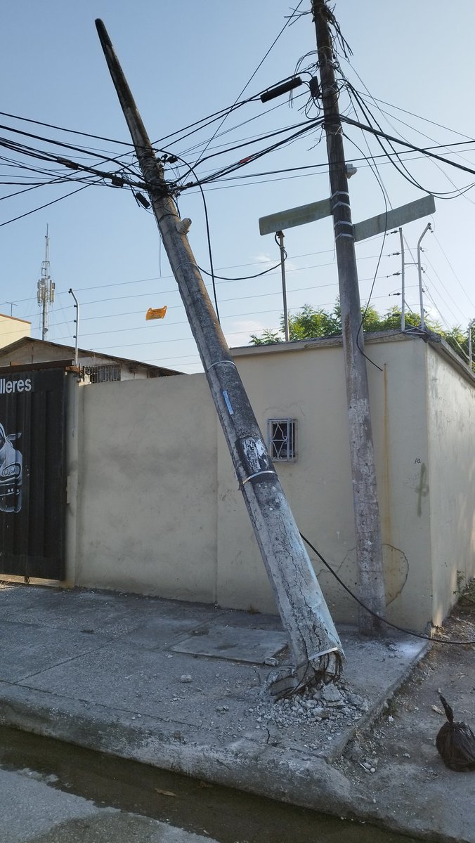 MagusDeKiddo's tweet photo. @CNEL_EP Han pasado 5 días desde que dieron un número para arreglar un poste, ya se está cayendo y cables se han roto. @servicioscnelep no ha hecho nada y nos pone en peligro https://t.co/kJR7PTuTzG