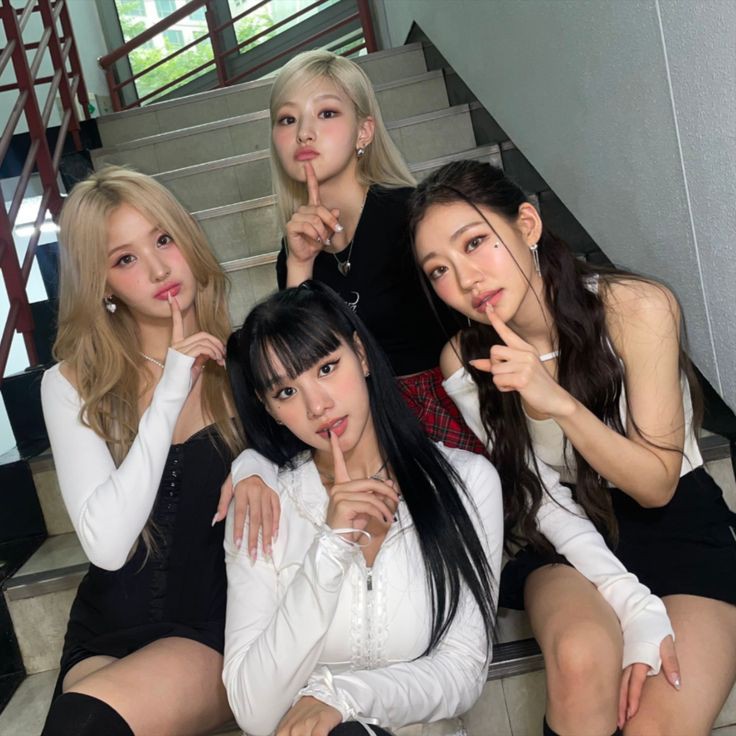 b_csengee's tweet photo. @KISSOFLIFE_S2 #KISSOFLIFE #JULIE #NATTY #BELLE #HANEUL 
Happy first anniversary!💕💐🎉 https://t.co/r7Pm7b957g
