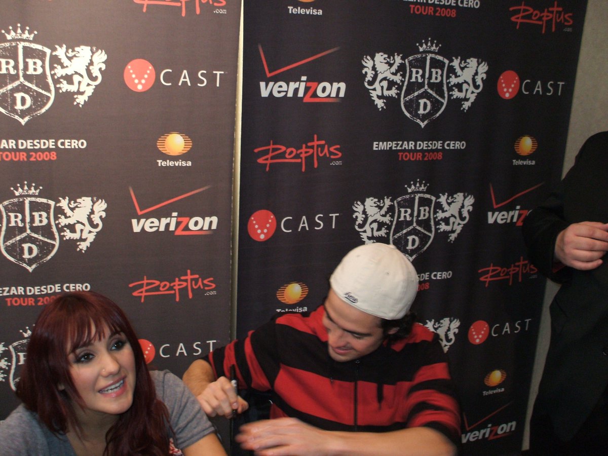 dulce maria e alfonso herrera em tarde de autógrafos em washington, estados unidos (14.03.2008)