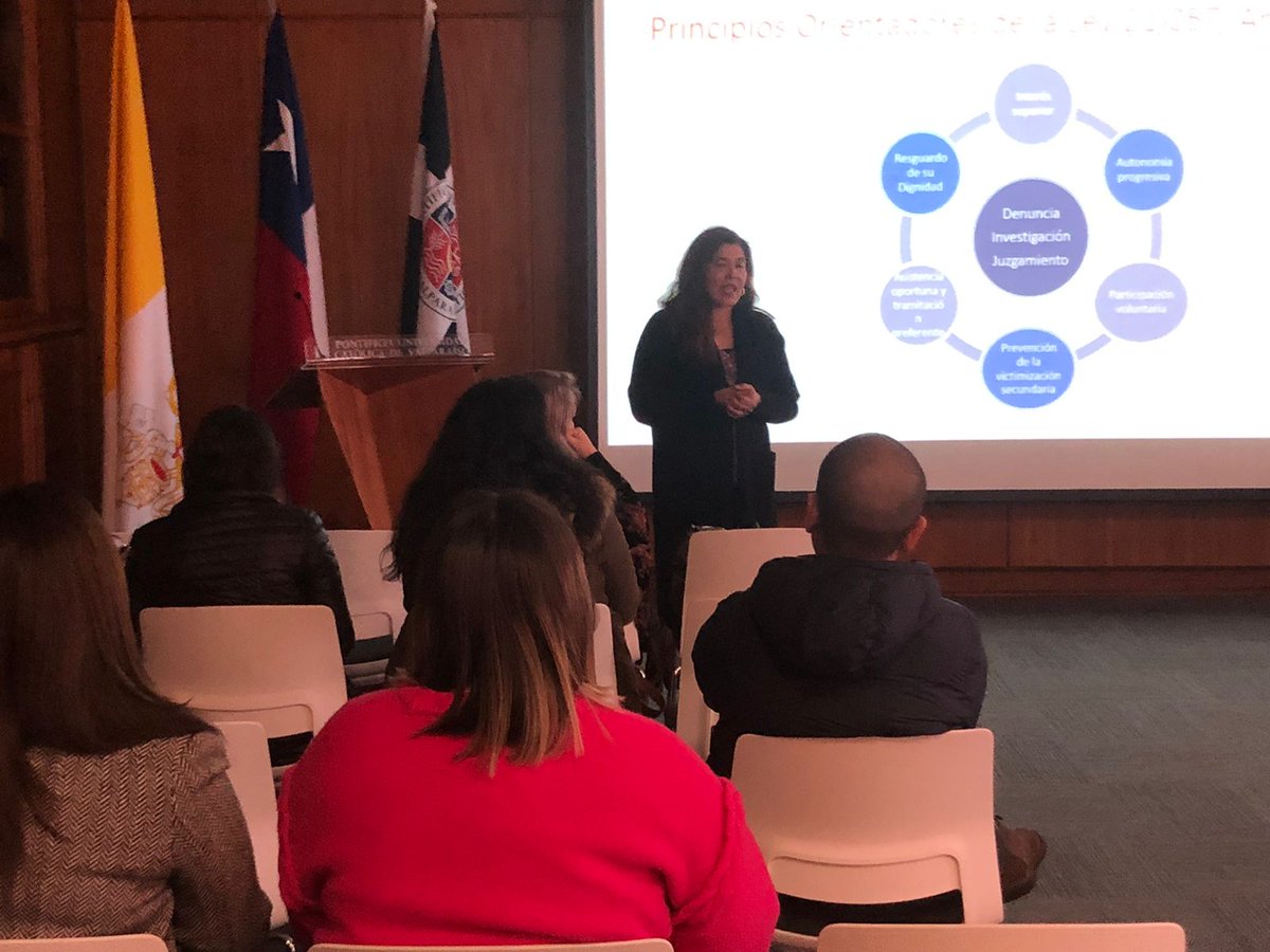 FRValparaiso's tweet photo. 📢 Unidad Regional de Atención a Víctimas y Testigos #URAVIT @FiscaliaRegionV realizó con sus profesionales una capacitación en la #Ley21057 de Entrevista Investigativa Videograbada con programas del Servicio de Protección Especializada en la @pucv_cl https://t.co/xGEbajdsNC