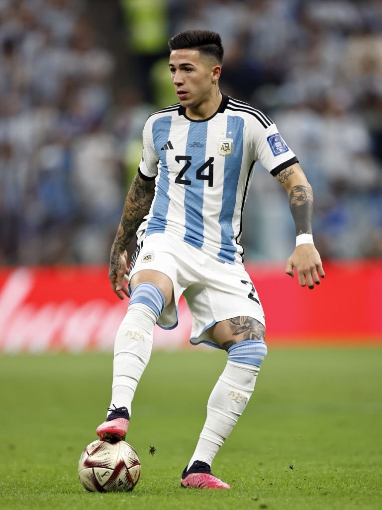 Hablemos un poco de Enzo Fernández.

El juego y las virtudes de Enzo se evidencian principalmente cuando él puede jugar de frente. Esto se ha visto desde que debutó en 2020 con Defensa y Justicia.