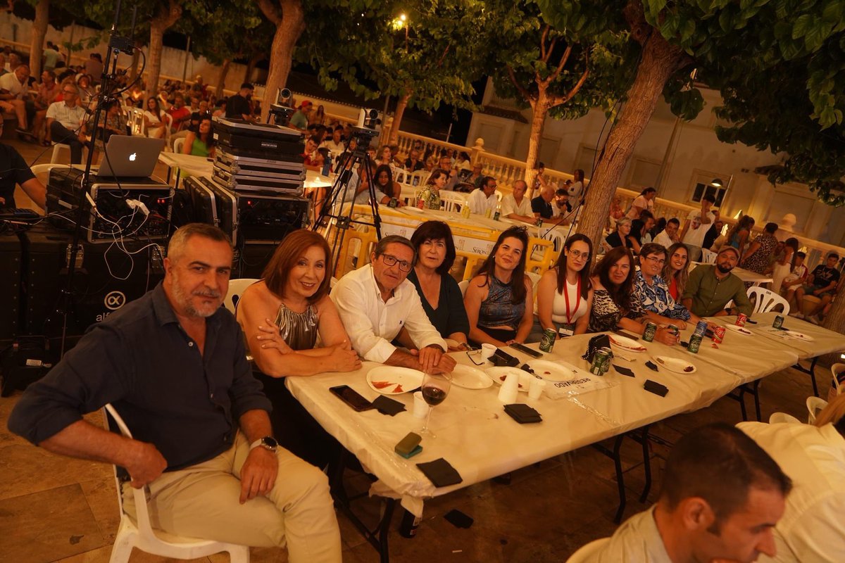 TurismoSeron's tweet photo. ¡Finaliza el Concurso de Cortadores y comienza el turno del jurado!
Si un jamón es bueno y está bien cortado, sabe mucho mejor 🤩.
A continuación, conocemos a los ganadores del XIV Concurso Nacional de #Cortadores de #Jamón de Serón.
#jamonseron2024 #ConcursoCortadoresJamón https://t.co/sivVQPa2N8