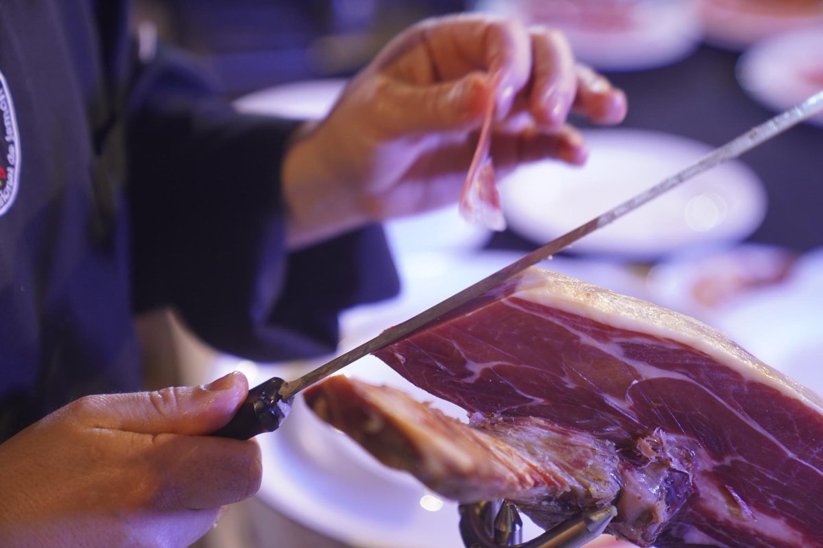 TurismoSeron's tweet photo. ¡Finaliza el Concurso de Cortadores y comienza el turno del jurado!
Si un jamón es bueno y está bien cortado, sabe mucho mejor 🤩.
A continuación, conocemos a los ganadores del XIV Concurso Nacional de #Cortadores de #Jamón de Serón.
#jamonseron2024 #ConcursoCortadoresJamón https://t.co/sivVQPa2N8