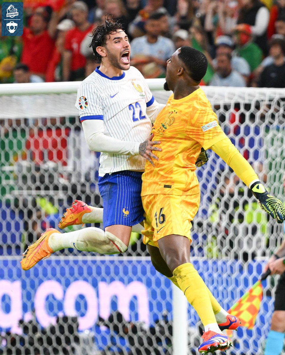 Footballogue's tweet image. Elle est magique cette photo entre Theo Hernandez et Mike Maignan 🇫🇷❤️🖤