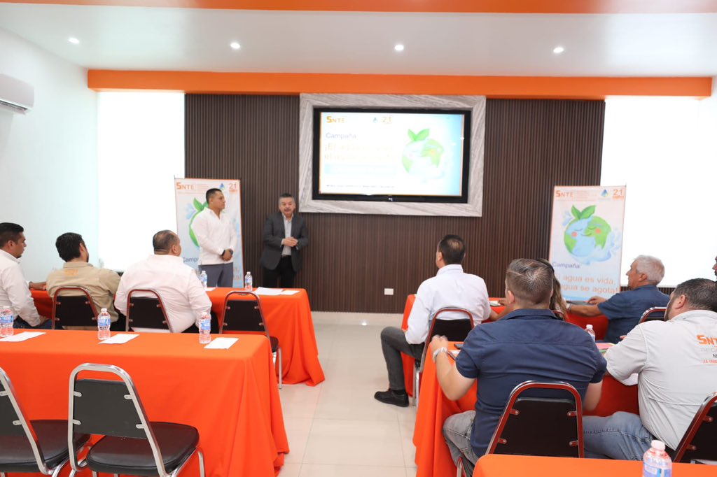 #UnoSomosTodos🙋‍♀️
#TodosSomosUno🙋‍♂️

Continuando con la campaña nacional #CuidemosElAgua, impulsada por el
 #SNTE📚,  el Secretario General de la #Sección21🟠 Mtro. José Francisco Martínez Calderón, dio a conocer al área de Organización de la Directiva Sindical,