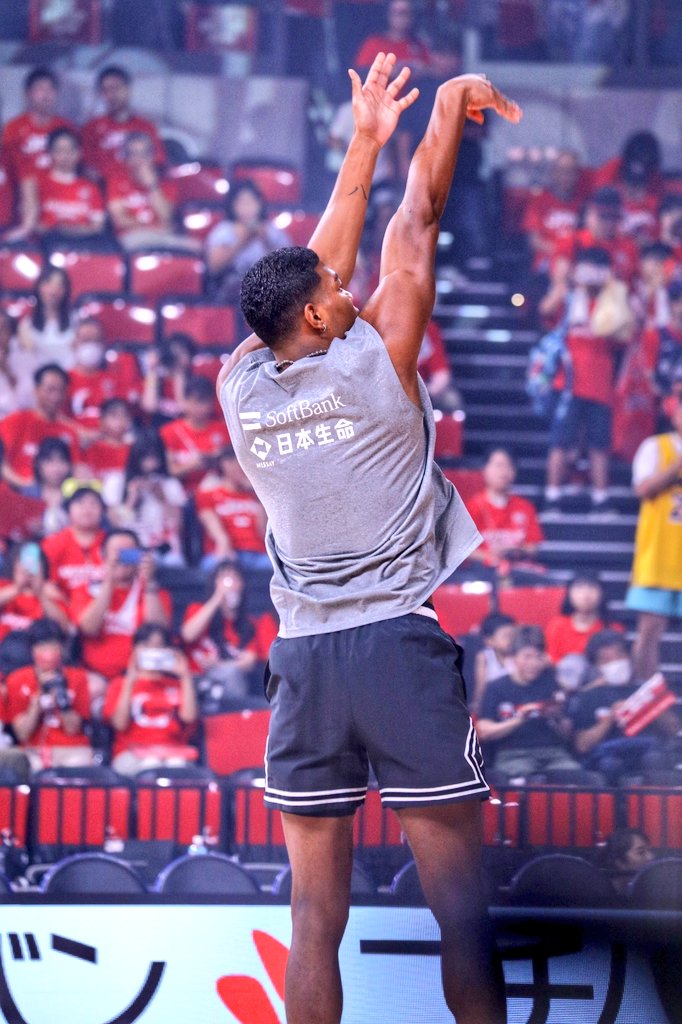 NBA選手になるとオーラやファンサが凄い😉 また、試合中は常に冷静に