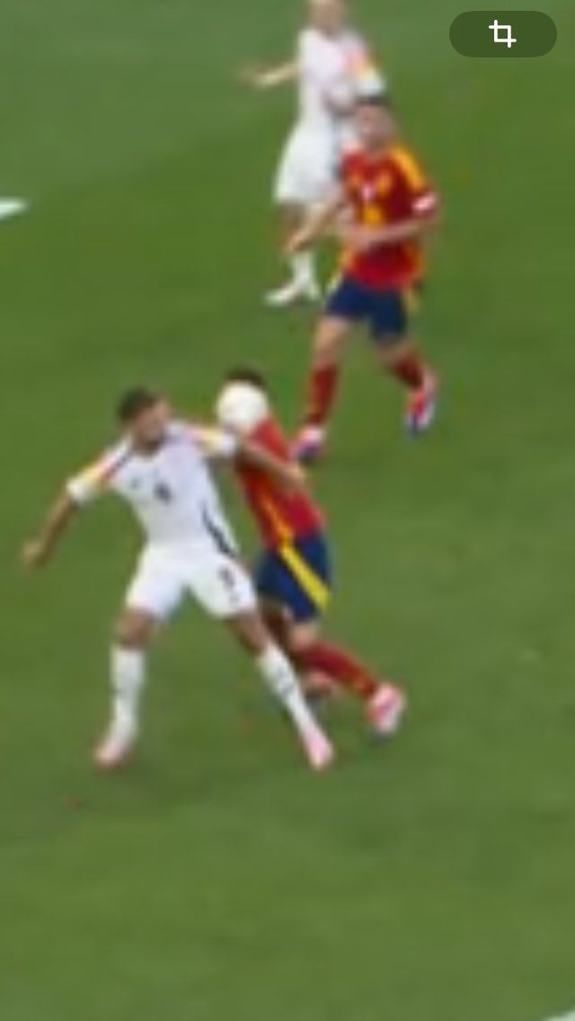 RealBenzema_9's tweet photo. @Pablo_RM_13 @2010MisterChip @MarcosrodrguezR La mano es bastante clara ¿no? https://t.co/7u00tlVrd1