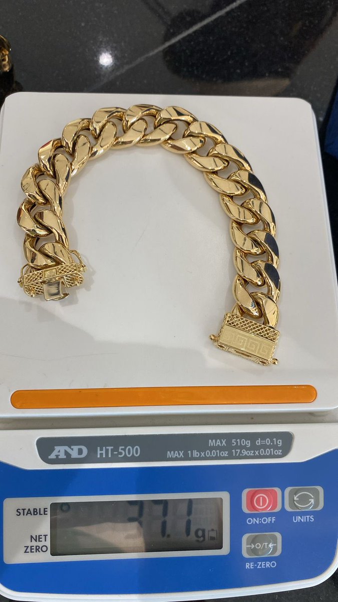 pAnDas_co's tweet photo. @yabaleftonline 18karat Gold Cuban chain and bracelet set✨ 
Worldwide delivery 
Available in bigger and smaller grams https://t.co/i1Zrmu95UQ