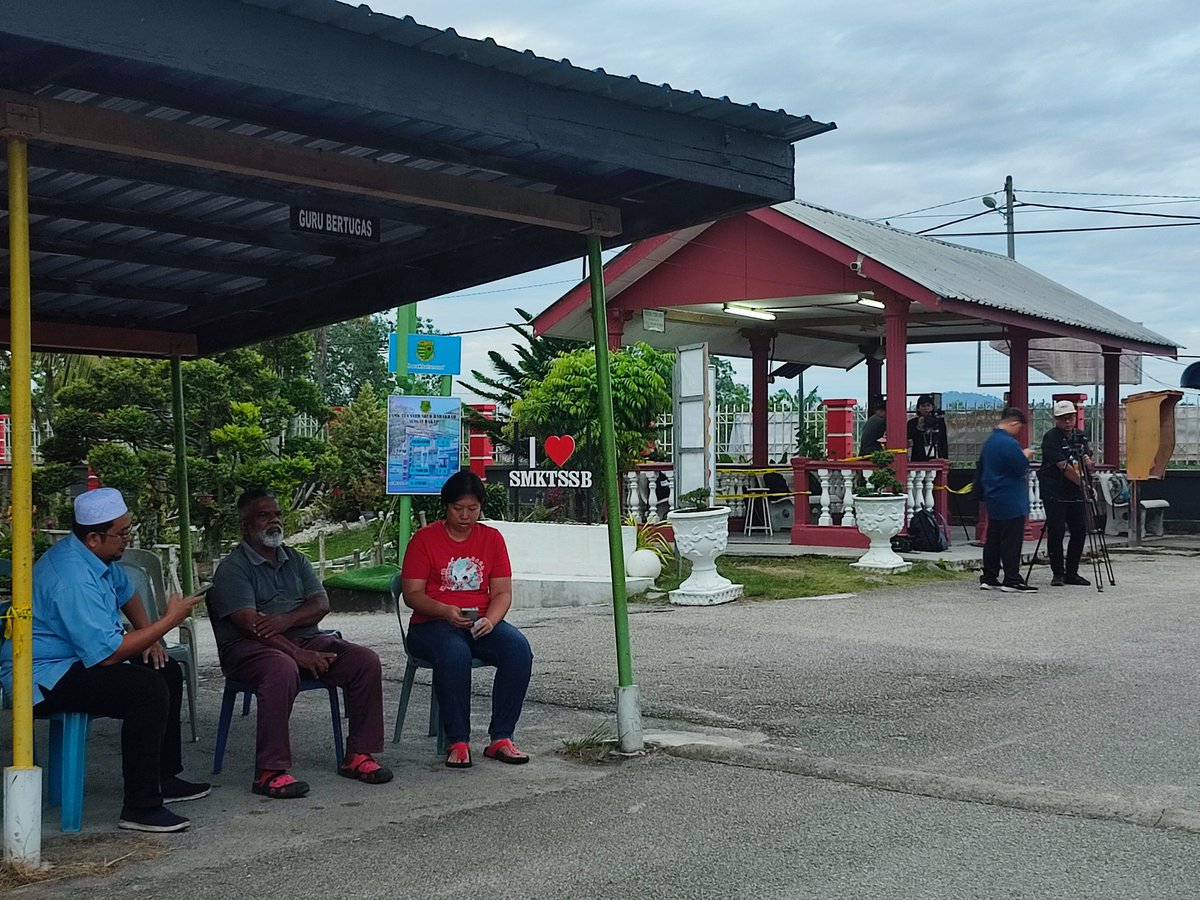 #PRKSungaiBakap

Seawal jam 7.20 pagi, pengundi mula hadir bagi menunaikan tanggungjawab di SMK Tun Syed Sheh Barakbah. 

Persiapan rapi dibuat oleh <a href="/sprgovmy/">Suruhanjaya Pilihan Raya Malaysia</a> dan <a href="/PDRMsia/">Polis Diraja M'sia</a>. 

<a href="/BuletinTV3/">Buletin TV3</a>