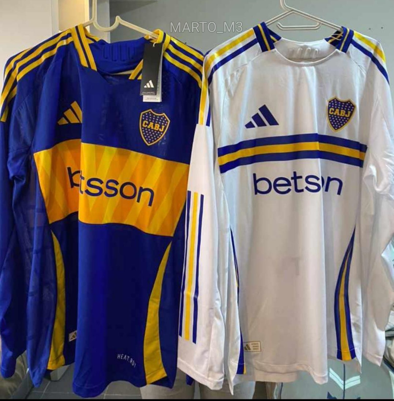 Marto CABJ on X Uffff tremenda la foto que me pasaron por instagram de las nuevas camisetas de Boca Adidas 24 25 Titular y Suplente manga larga. Martoindumentaria via AFigueroa51576 https t nMJAwCZ...