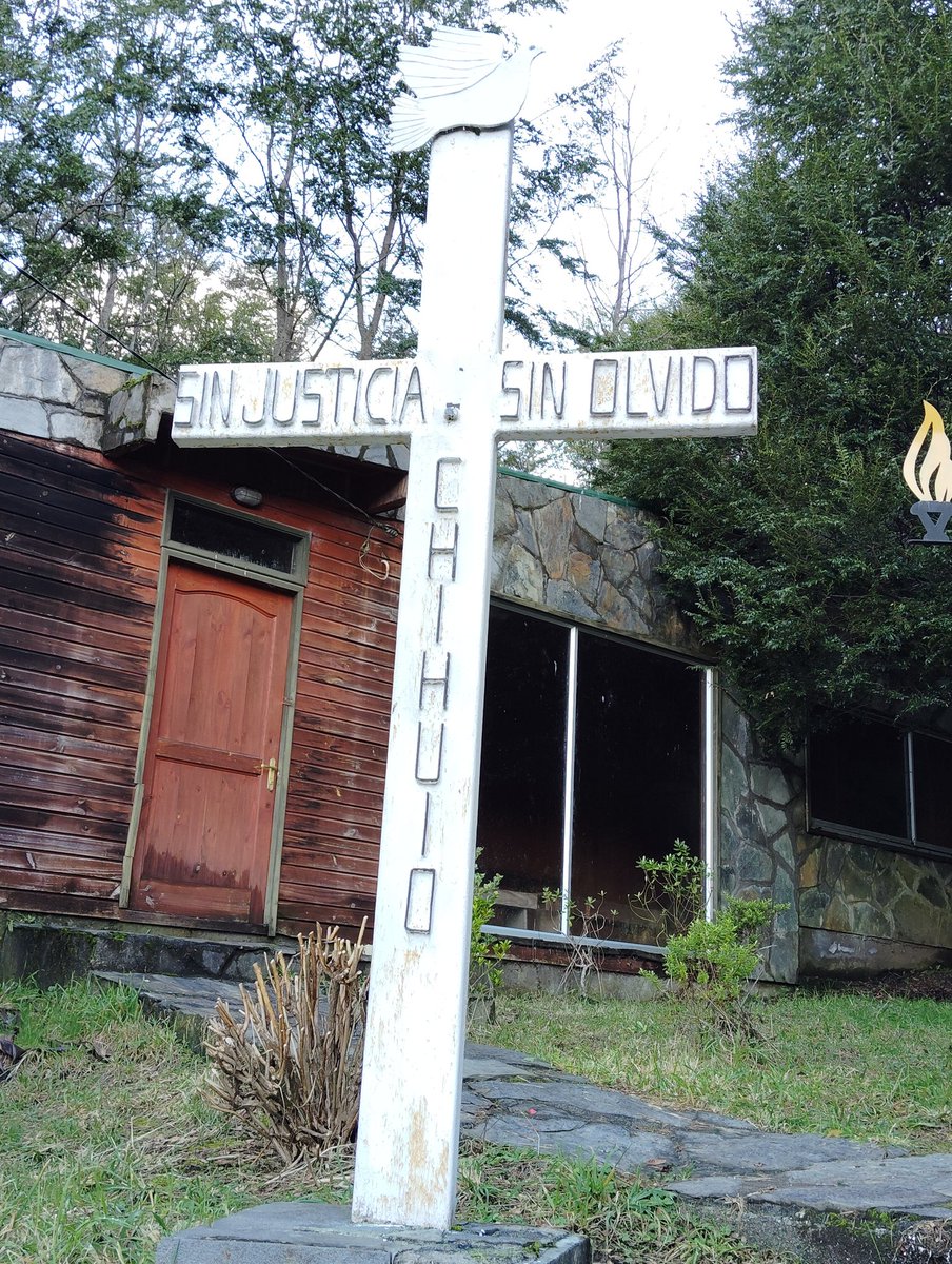 KlaudeZur's tweet image. Esta aventura me ha mostrado  bellezas y gente linda.
Hoy pensabamos conocer el lago Maihue y buscando como llegar, descubrimos que la barbarie de la dictadura llegó hasta estos rincones.
Memorial de DD.DD de Chihuio.
@lludllud
#NiPerdonNiOlvido 
#50AñosDelGolpe 
#Memoria