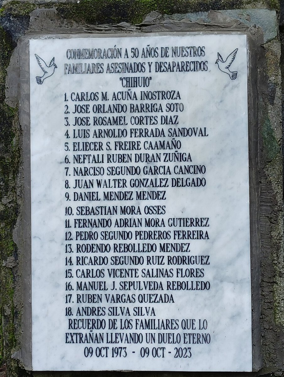 KlaudeZur's tweet image. Esta aventura me ha mostrado  bellezas y gente linda.
Hoy pensabamos conocer el lago Maihue y buscando como llegar, descubrimos que la barbarie de la dictadura llegó hasta estos rincones.
Memorial de DD.DD de Chihuio.
@lludllud
#NiPerdonNiOlvido 
#50AñosDelGolpe 
#Memoria