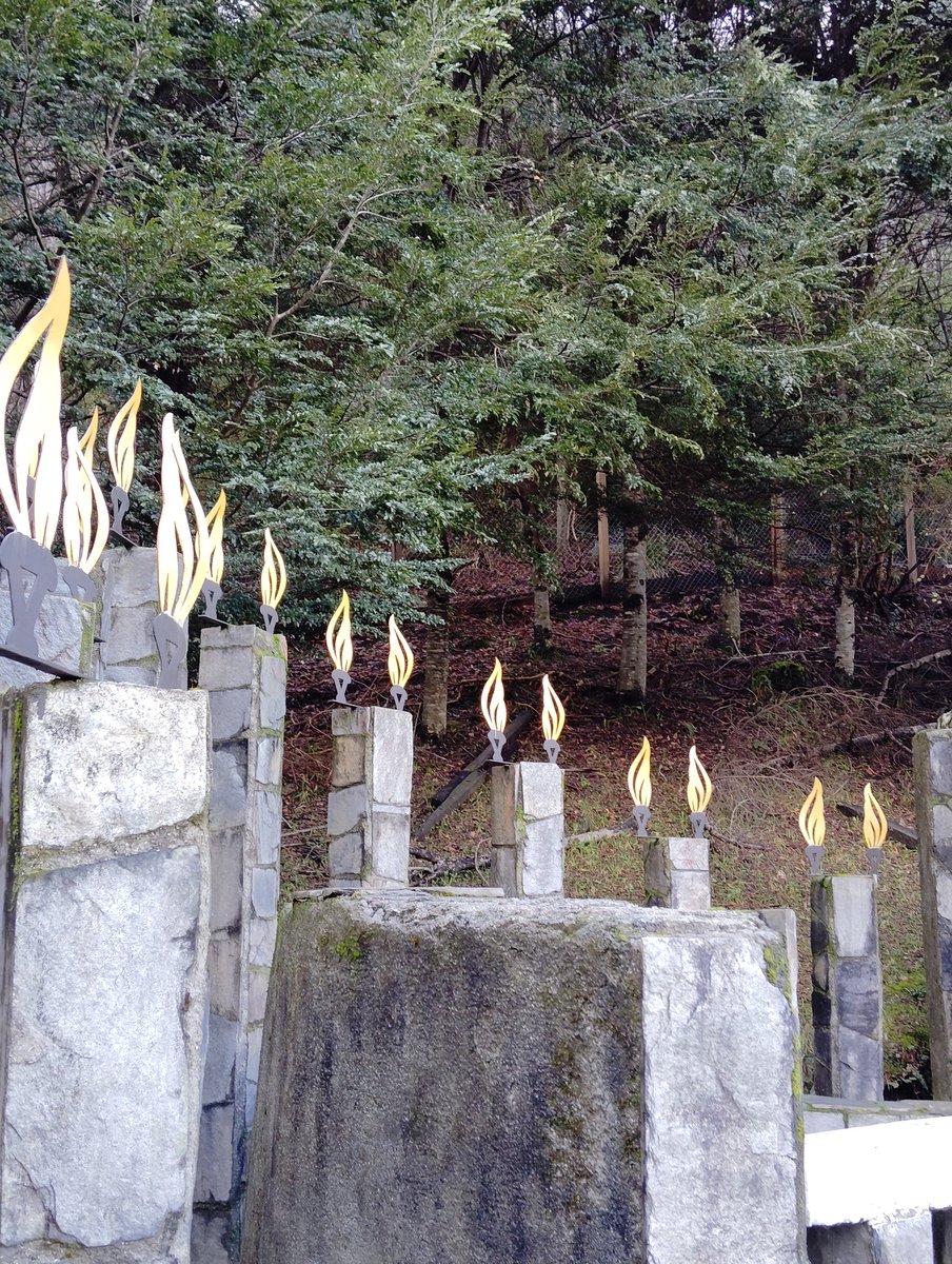 KlaudeZur's tweet image. Esta aventura me ha mostrado  bellezas y gente linda.
Hoy pensabamos conocer el lago Maihue y buscando como llegar, descubrimos que la barbarie de la dictadura llegó hasta estos rincones.
Memorial de DD.DD de Chihuio.
@lludllud
#NiPerdonNiOlvido 
#50AñosDelGolpe 
#Memoria