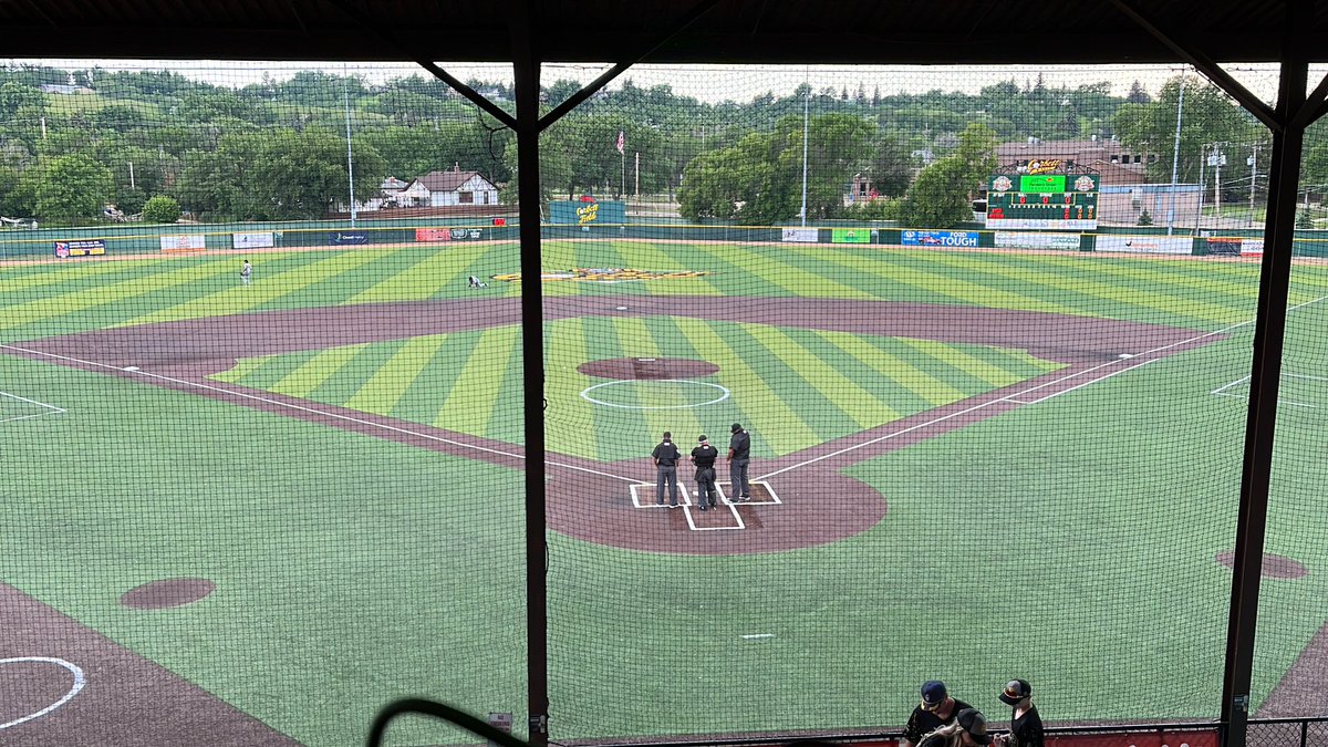 owen_pxp's tweet photo. Behind the mic for Game 9 of the Dakota Dust-Up Rivalry Series between the Minot Hot Tots and Bismarck Larks.
First pitch is right around the corner on NWL+
#TooHot2Handle https://t.co/DJ39HIFcdM