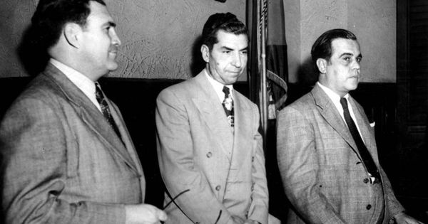 Diante dos recentes acontecimentos com os documentários no youtube, talvez eu tenha que mudar o conteúdo.

Alguma sugestão do que ficaria melhor?

Reportagens especiais, entrevistas, noticias, etc.

E sobre quais famílias?

#mafia
#cosanostra
#lacosanostra