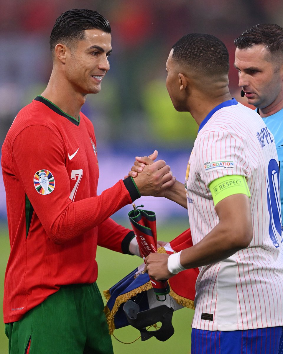 journalistshasi's tweet photo. 🇵🇹ロナウド vs 🇫🇷エンバペ

マドリーのレジェンドとマドリーで伝説を作る男

#EURO2024 https://t.co/gkNwSO3fRs