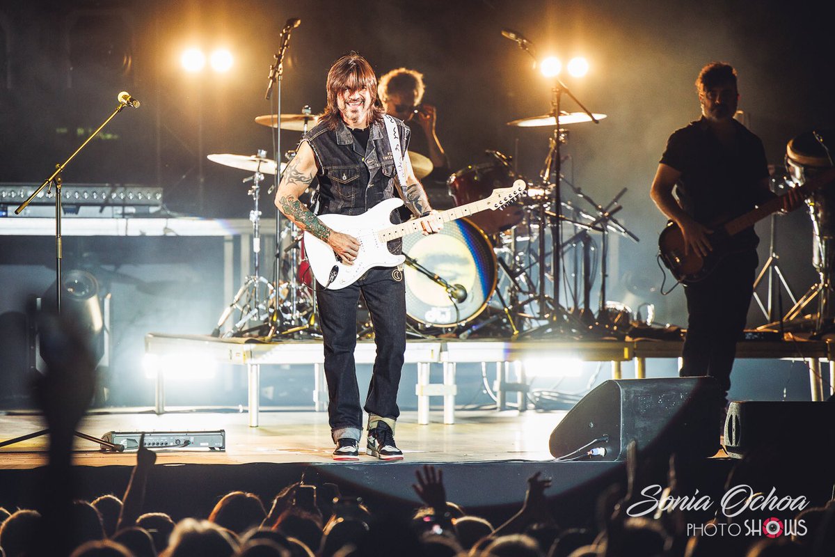 #PhotoShows <a href="/JUANES/">JUANES</a> abraza y hace vibrar al público de @nitsbarcelona con la energía latina de su #VidaCotidianaTour 
Más 📷 en el enlace! 👇🏼
photoshows.es/2024/07/concie…
📷: <a href="/soniaoo/">Sonia Ochoa</a> 

#Juanes #VidaCotidiana #LesNitsDeBarcelona #NitsBarcelonaPedralbes #PalauDePedralbes #Barcelona