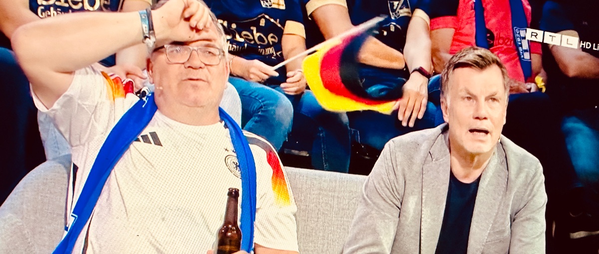 DWDL's tweet photo. Offener Kanal Hürth: Während die deutsche Nationalmannschaft gegen Spanien um den Einzug in das Halbfinale kämpfte, sendete RTL am Freitagabend unverdrossen sein "EM-Studio" mit Elton. Das dürfte allenfalls Produzent Stefan Raab gefreut haben... https://t.co/r4V0ifdwJW #ESPGER https://t.co/naOzqWZpuA