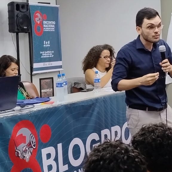 #8BlogProg | <a href="/ergonbr/">Ergon Cugler</a>: " IA é um processo de cálculo matemático. Quem desenha a tecnologia escolhe o conteúdo. Processo de pontuação que aprende com a prática e isso parte da decisão do detentor de tecnologia". 

📸 Bárbara Richard