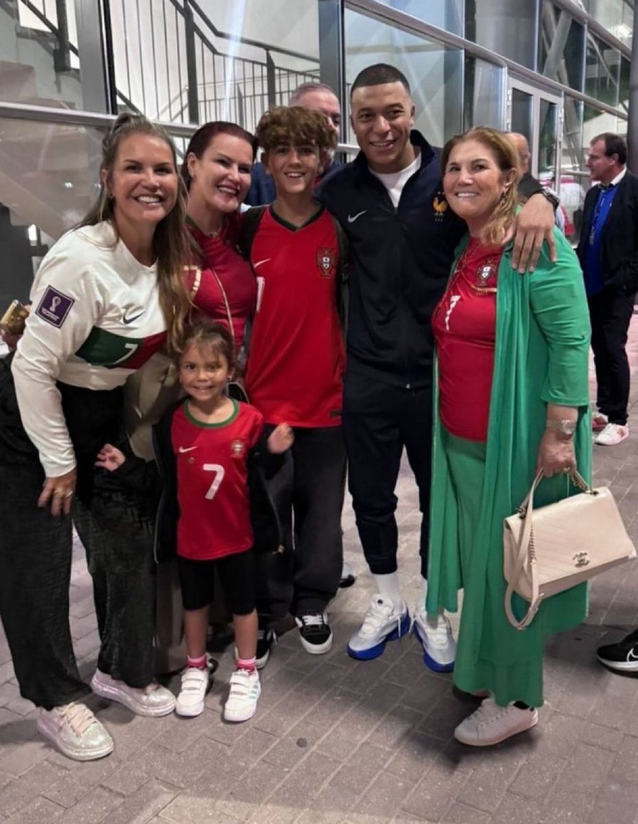MadridXtra's tweet photo. Mbappé with Ronaldo’s family. 🤍 https://t.co/FhxP1nNAtl