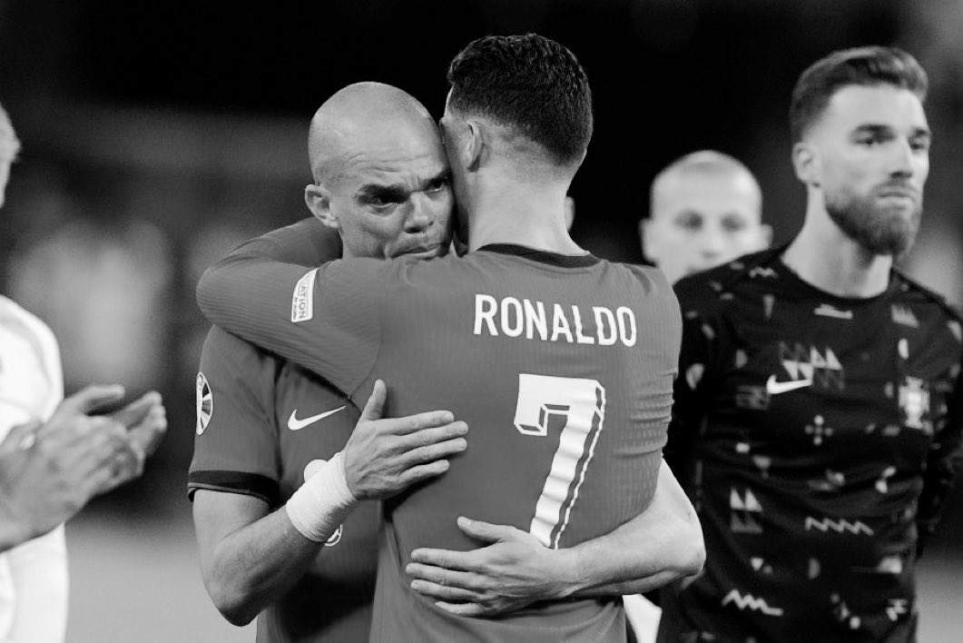 تستوقفك بعض النهايات ، تسترجع معها شريط مر أمامك عبر سنوات ، في غالبه لاتخرج إلا بانك محظوظ أنك عشت هذه الفترة ، من كان شاهدا على العصر ليس كمن قرأ عنه ، الفارق كبير جدا ، مدينون نحن لهذا الأسطورة ، رحل بنا في موانئ المتعة والإبهار  كثيرا ، كان معنا كريما جدا ، شغفه وتنافسيته