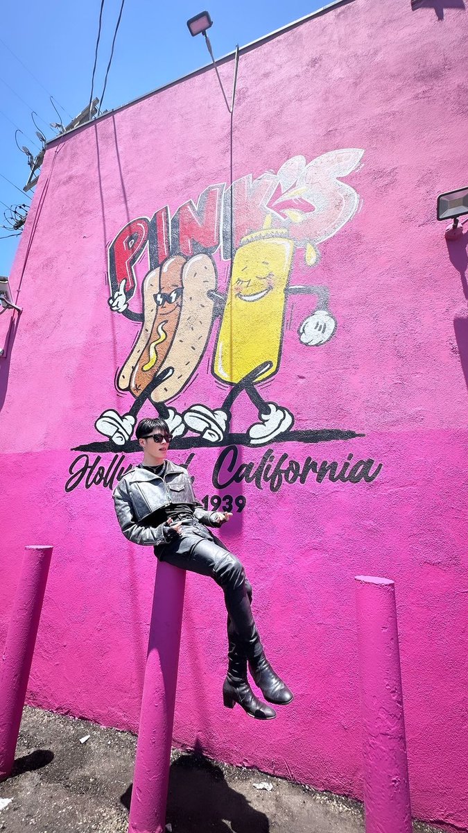 MiyaviThailand's tweet photo. 😎 at #pinkshotdogs
#MIYAVIstory #MIYAVI https://t.co/r2vXWW9DWX