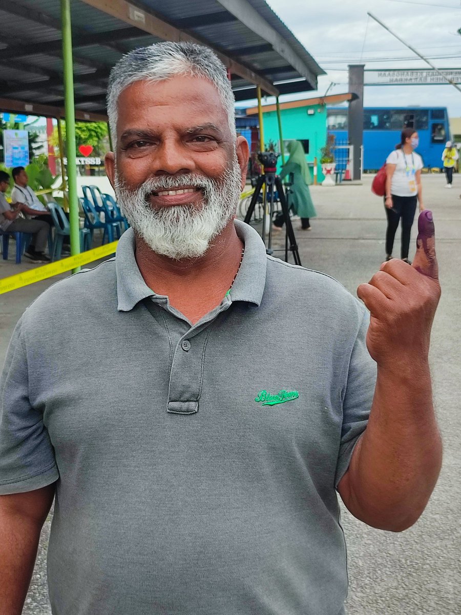 Manimaran Subramaniam menjadi antara pengundi terawal bagi #PRKSungaiBakap di SMK Tun Syed Sheh Barakbah. 

Beliau individu pertama mengundi di saluran 2 di pusat pengundian ini. 

<a href="/BuletinTV3/">Buletin TV3</a>