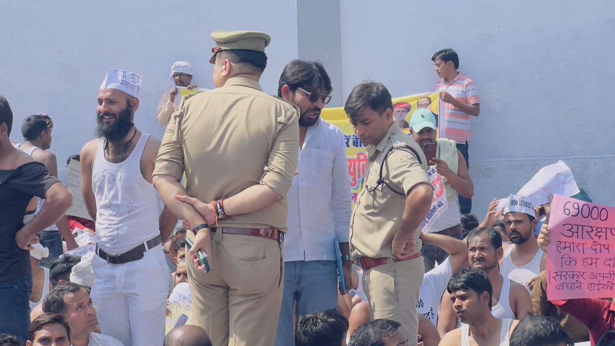 बंदूक से ज्यादा विचार घातक होते हैं

, बंदूक देना आसान है

  किंतु  बुद्धि देना कठिन

, दुनिया में कोई भी जंग बिना बुद्धि के नहीं जीती जा सकती, 

कलम की स्याही शहीद के खून से ज्यादा पवित्र होती है

 क्योंकि कलम तमाम शहीद पैदा कर देती है।

डॉ. भीमराव अंबेडकर
स_08