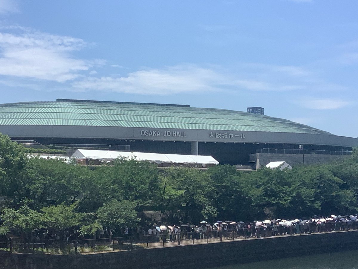 ミラクルが起きて
今日の
#大阪城ホール 
なんと！
なんと！！
なんと！！！
SS席で入れることになりましたーーー！！！
歓喜！
#inaba
#稲葉浩志 
あああ、地元でのライブ楽しみ！
そして最初で最後のSS席。。。
譲ってくださった方、
本当にありがとうございます
しっかりと稲葉さんを見てきます！