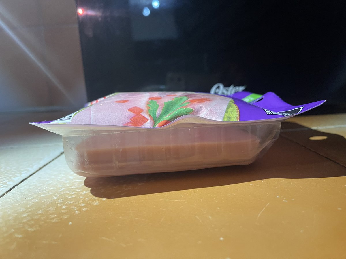 Edithsss30's tweet photo. @FUD_Mx compré este jamón en @TiendaSoriana y hoy al querer consumirlo se encontraba así. Compré 3 paquetes iguales, pero solo este se infló a pesar de que tienen la misma fecha de vencimiento 🧐 Espero una solución, ya que cenaré huevito solo y es mi jamón favorito. Gracias. https://t.co/4XAWDQ9Jk3