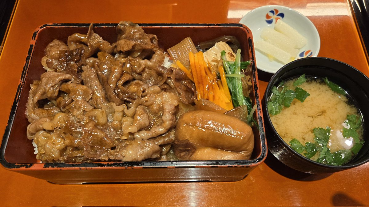 dqx_tetsu's tweet photo. お昼は｢柿安｣で黒毛和牛の牛めし重を食べたよ🐸🍱
#ランチ
#柿安
#牛めし重 https://t.co/bzhG5EzVhx