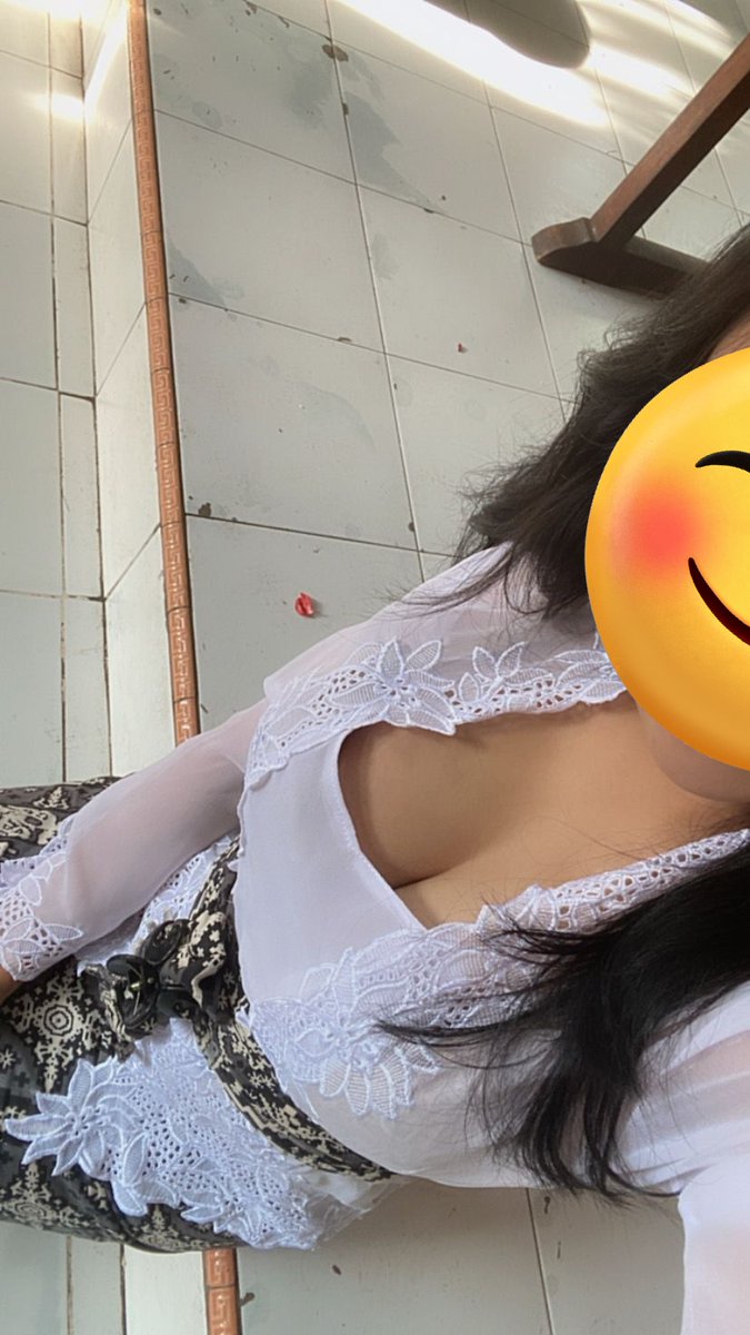 splngrekom's tweet photo. pagi pagi temenin aku nyetrika sini 🥰 https://t.co/QsMhuJBGxV