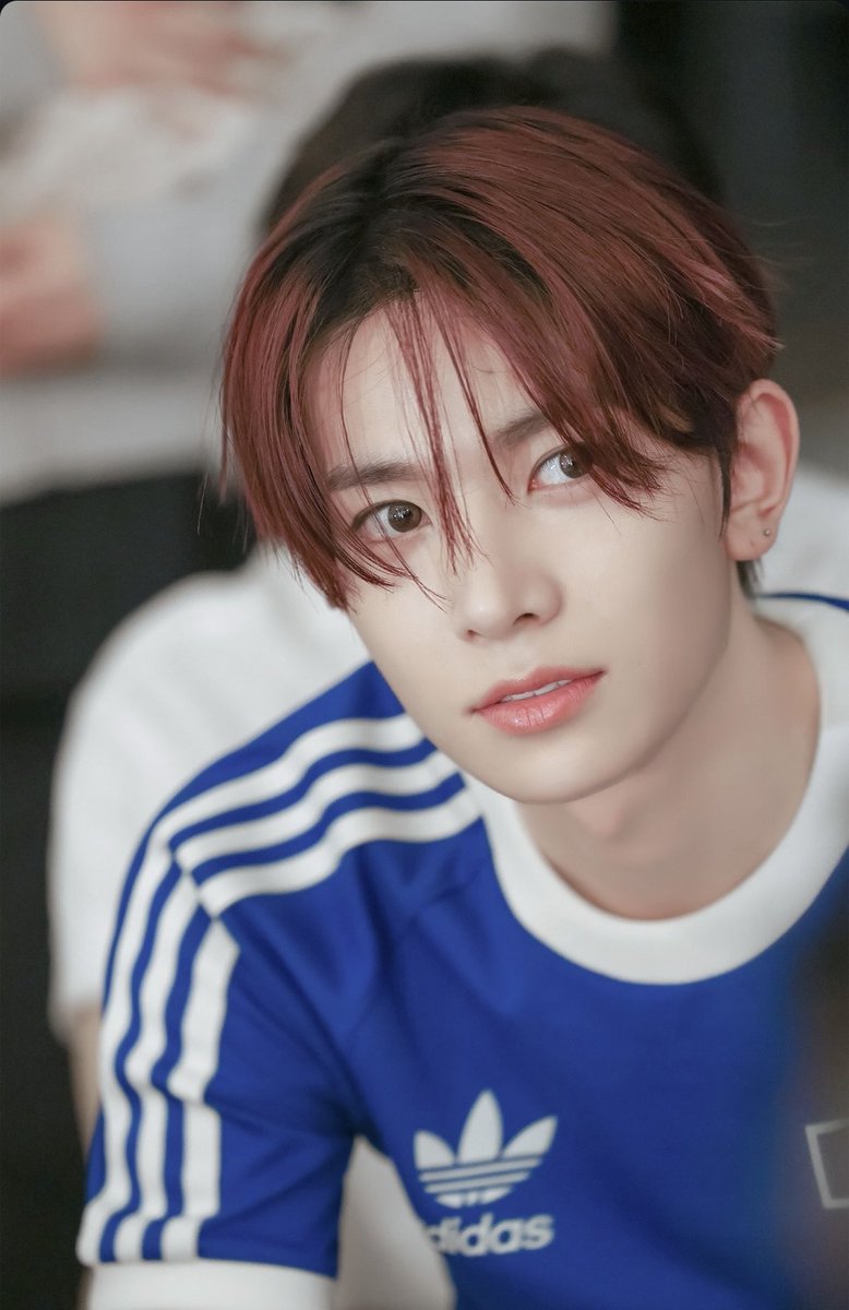 kdnkji's tweet photo. ฮีซึงกับลุคเสื้อ adidas สีน้ำเงินคือหล่อแบบ 10 10 10 เลยอะ ชอบมากขอเซลฟี่หน่อยคับสุดหล่อ 🫠😭 https://t.co/aHf42ubcOD