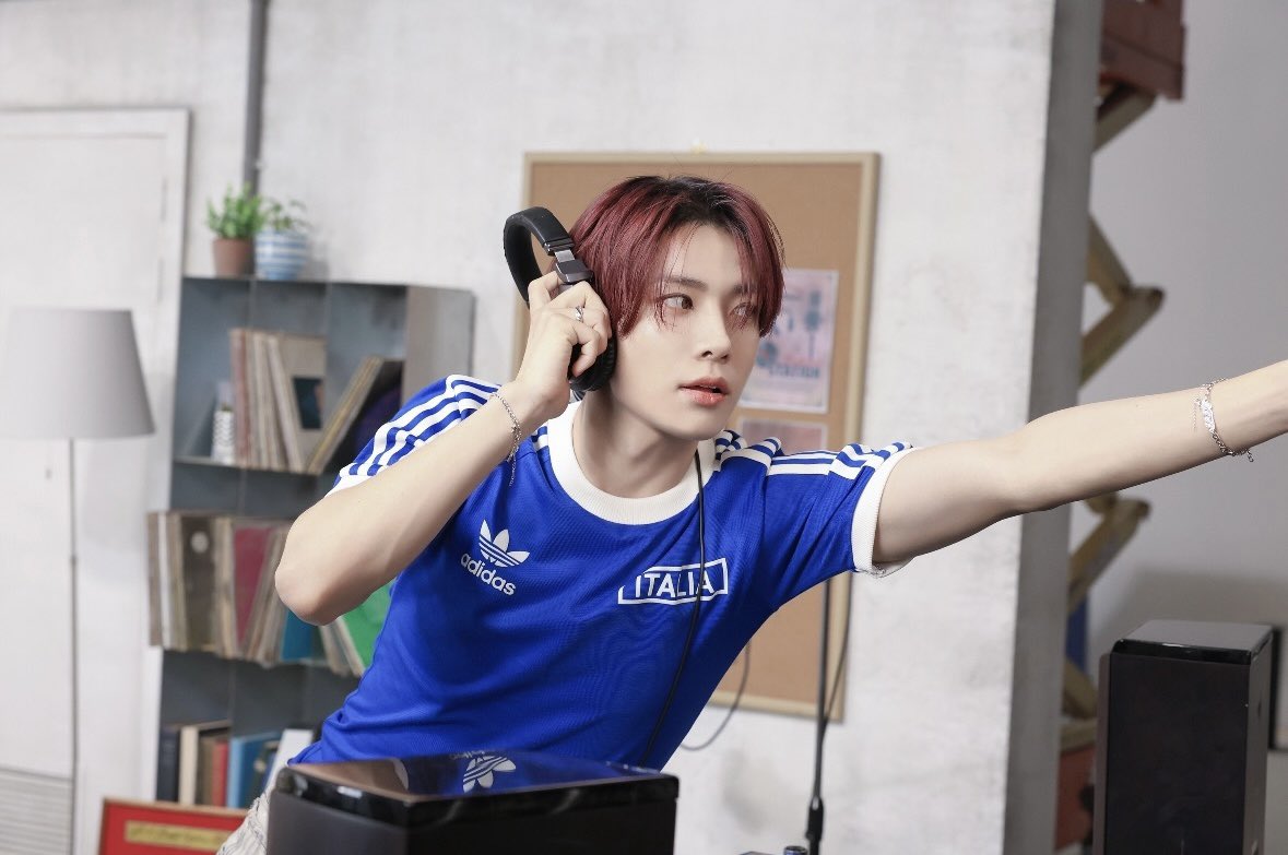 kdnkji's tweet photo. ฮีซึงกับลุคเสื้อ adidas สีน้ำเงินคือหล่อแบบ 10 10 10 เลยอะ ชอบมากขอเซลฟี่หน่อยคับสุดหล่อ 🫠😭 https://t.co/aHf42ubcOD