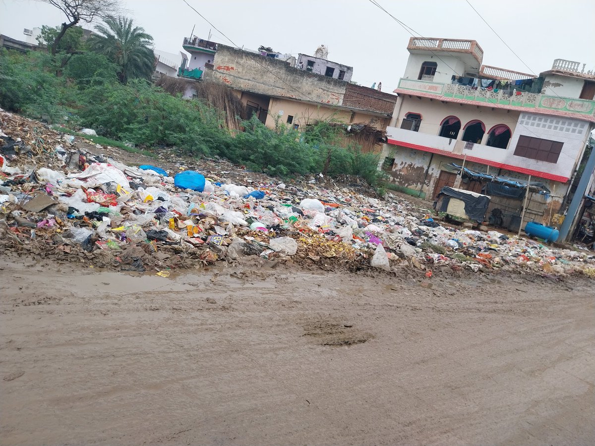 ZareenH1's tweet photo. @cmohry  hi sir .. my self zareen i am living in nangli road near maria manzil school.. 
I am sharing some images with poor condition.  Roads and garbage  conditions are  very bad .. students and job ppl suffering.  Kindly do need ful help https://t.co/dArRGmY8tJ