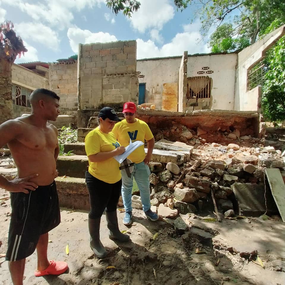 sucregobierno_b's tweet photo. #ATENCIÓN || Equipos de CorviSucre, Ministerio de Hábitat y Vivienda, junto a la Gran Misión Vivienda Venezuela están desplegados con brigadistas de Somos Venezuela en las comunidades del municipio Montes, realizando evaluaciones estructurales en casa y terrenos. https://t.co/T0AXuS2eqp