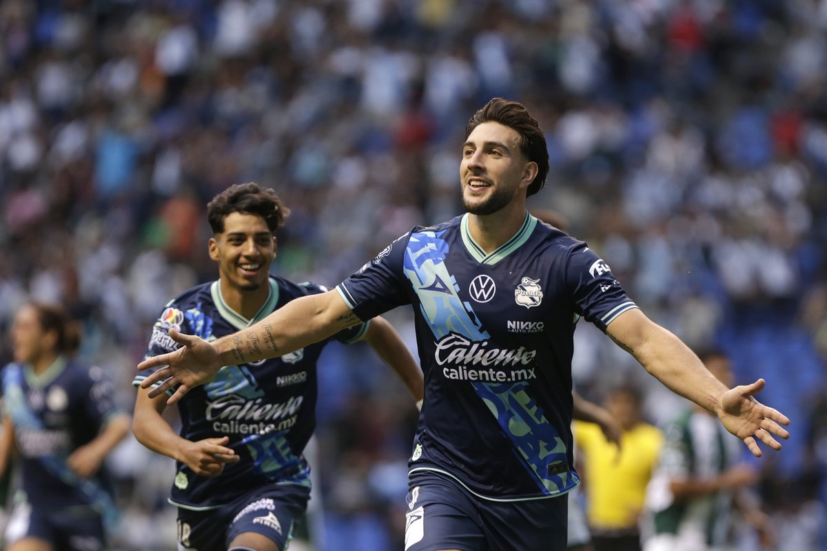 ¡Agónico triunfo para el <a href="/ClubPueblaMX/">Club Puebla🎽</a>  en el #Apertura2024! 🎽🏟️

👔Un gol con mucha clase de Lucas Cavallini le dio el triunfo a La Franja sobre Santos Laguna.

🔗shorturl.at/kzdJS